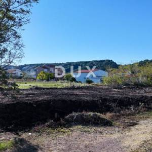 OTOK RAB, LOPAR - Građevinsko zemljište 1042m2 blizu centra 
