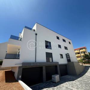 PAG/POVLJANA/NOVOGRADNJA/MODERAN DVOSOBNI APARTMAN 65 M2 SA TERASOM I PARKINGOM/PRILIKA!