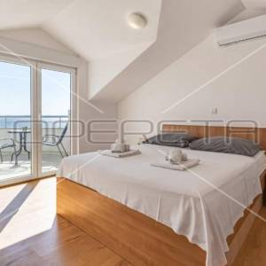 Petrčane - Kuća s 10 etažiranih apartmana, 100m od mora