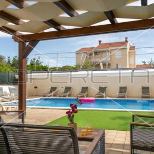 Petrčane - Kuća s 10 etažiranih apartmana, 100m od mora