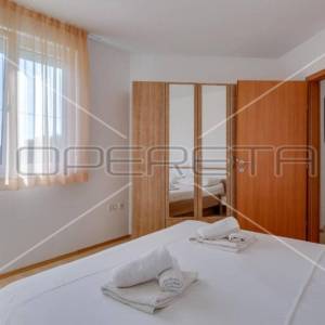 Petrčane - Kuća s 10 etažiranih apartmana, 100m od mora