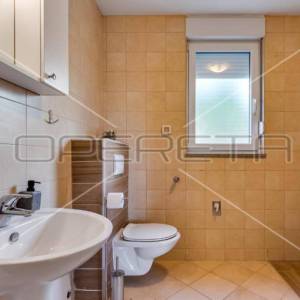 Petrčane - Kuća s 10 etažiranih apartmana, 100m od mora