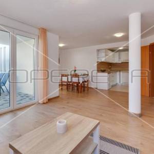 Petrčane - Kuća s 10 etažiranih apartmana, 100m od mora