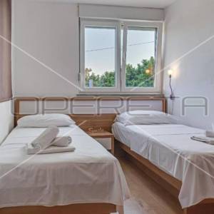 Petrčane - Kuća s 10 etažiranih apartmana, 100m od mora