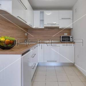 Petrčane - Kuća s 10 etažiranih apartmana, 100m od mora