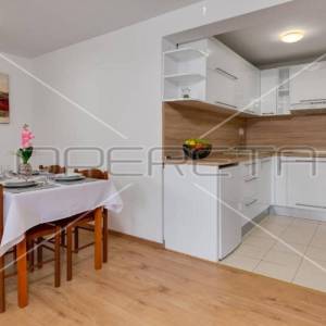 Petrčane - Kuća s 10 etažiranih apartmana, 100m od mora