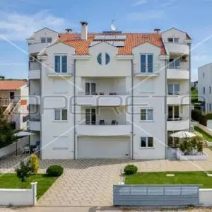 Petrčane - Kuća s 10 etažiranih apartmana, 100m od mora