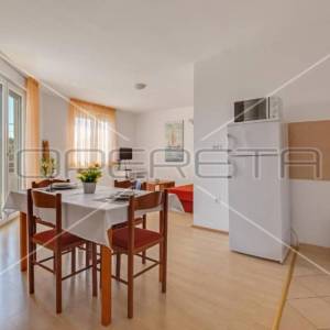 Petrčane - Kuća s 10 etažiranih apartmana, 100m od mora