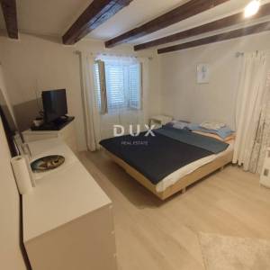 PIROVAC, ŠIBENIK – Kamena kuća u nizu s pogledom na more