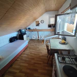 PIROVAC, ŠIBENIK – Kamena kuća u nizu s pogledom na more