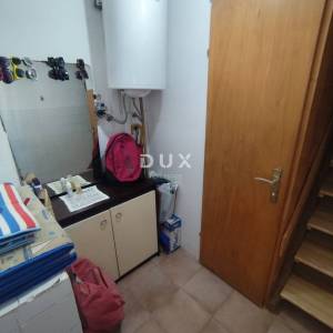 PIROVAC, ŠIBENIK – Kamena kuća u nizu s pogledom na more