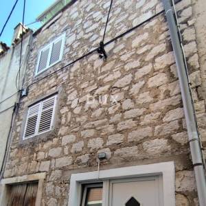 PIROVAC, ŠIBENIK – Kamena kuća u nizu s pogledom na more