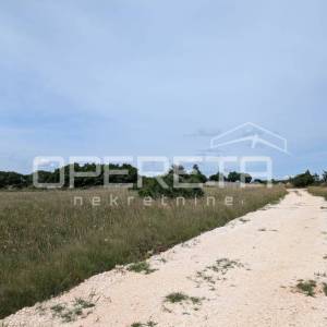 Poljoprivredno zemljište Jadreški-  553 m2!