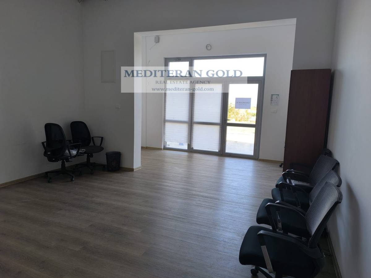 Poslovni prostor: Kaštel Novi, višenamjenski, veliki parking