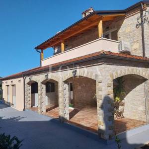 Poslovno-stambena kuća u urbanom naselju,Svetvinčenat okolica
