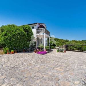 Preko | Apartmanska kuća s 5 jedinica, 500 m od mora