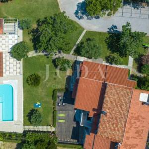 Prekrasna luksuzna vila sa bazenom i dodatnim objektom na prostranom zemljištu,Ližnjan