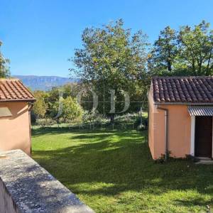 PRILIKA!!Prekrasno imanje sa kućom i velikim gr.terenom,Kršan okolica