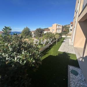 PRIMOŠTEN, DOLAC – Stan u prizemlju novogradnje s vrtom, top pogled