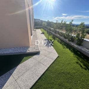 PRIMOŠTEN, DOLAC – Stan u prizemlju novogradnje s vrtom, top pogled