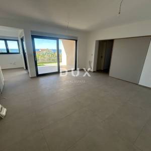 PRIMOŠTEN, DOLAC – Stan u prizemlju novogradnje s vrtom, top pogled