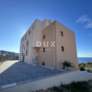 PRIMOŠTEN, DOLAC – Stan u prizemlju s vrtom i savršenim pogledom