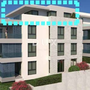 PRIMOŠTEN - Penthouse s velikom terasom s pogledom na more
