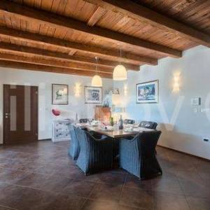 Prodaja, Jurišići, samostojeća vila površine 400m2, bazen, konoba