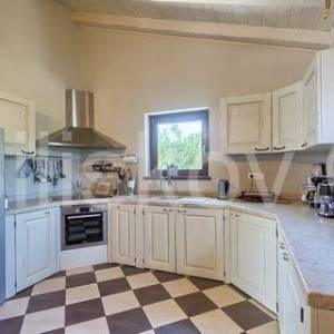 Prodaja, Jurišići, samostojeća vila površine 400m2, bazen, konoba