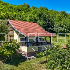 PRODAJA, KUĆA ZA ODMOR  OD 103 m2 + AUTOHTONA HRASTOVA KUĆA NA PARCELI OD 694 m2