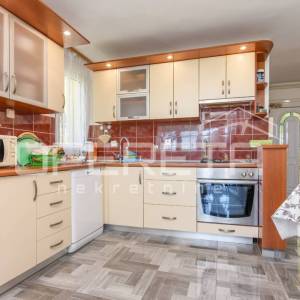 PRODAJA, KUĆA ZA ODMOR  OD 103 m2 + AUTOHTONA HRASTOVA KUĆA NA PARCELI OD 694 m2