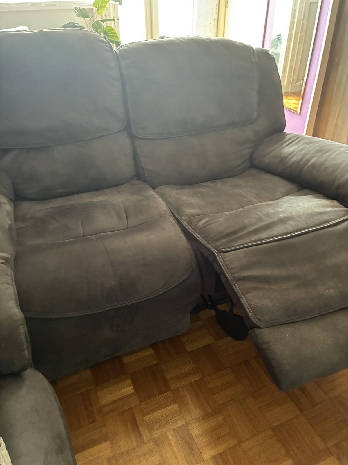 Prodajem dvosjed s relax funkcijom