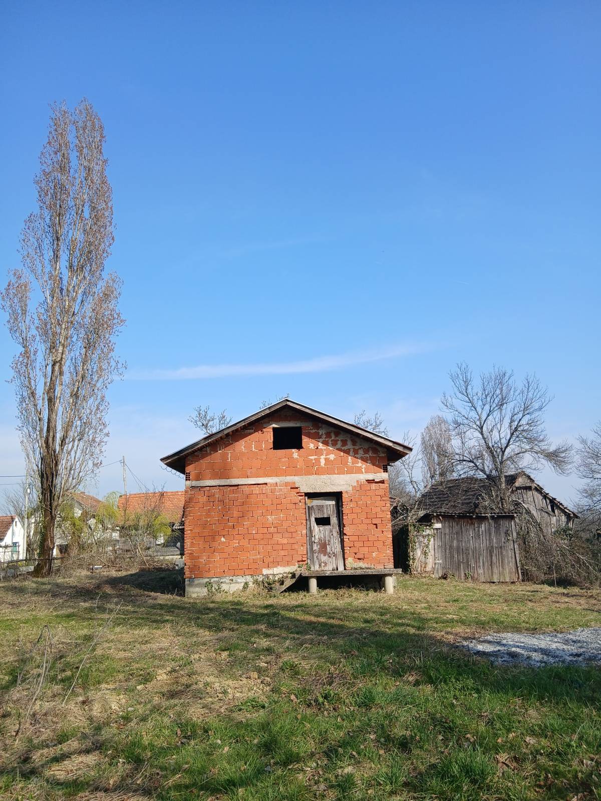 PRODAJEM  NEDOVRŠENU  VIKENDICU  50 m2  S PLACOM  1156 m2