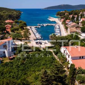 Prvi red do mora – Kuća sa prekrasnom okućnicom, Molat