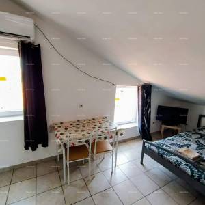 PULA – Investicijski stan u centru, podijeljen u 3 potpuno opremljena studio apartmana