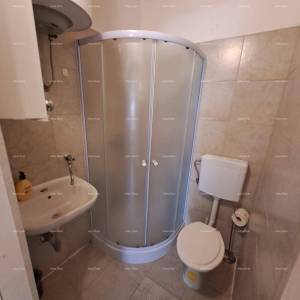 PULA – Investicijski stan u centru, podijeljen u 3 potpuno opremljena studio apartmana