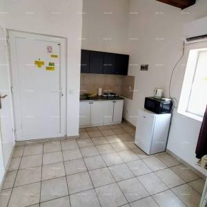 PULA – Investicijski stan u centru, podijeljen u 3 potpuno opremljena studio apartmana
