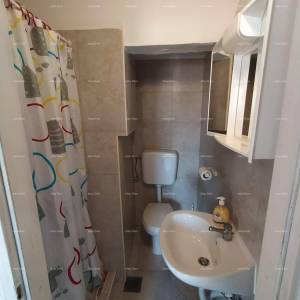PULA – Investicijski stan u centru, podijeljen u 3 potpuno opremljena studio apartmana