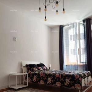 Pula, Stoja,  renoviran stan 65,91 m² u autentičnoj austrougarskoj zgradi