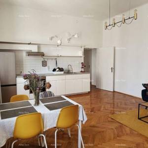 Pula, Stoja,  renoviran stan 65,91 m² u autentičnoj austrougarskoj zgradi