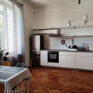 Pula, Stoja,  renoviran stan 65,91 m² u autentičnoj austrougarskoj zgradi