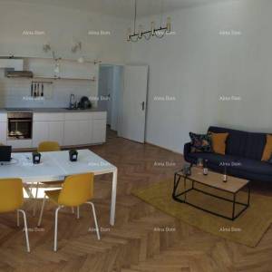 Pula, Stoja,  renoviran stan 65,91 m² u autentičnoj austrougarskoj zgradi