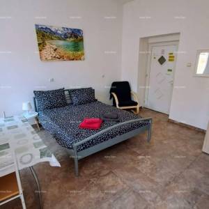 Pula, strogi centar – 90,30 m² | 4 uređena studio apartmana | Pogled na Zlatna vrata | Uhodan turistički posao