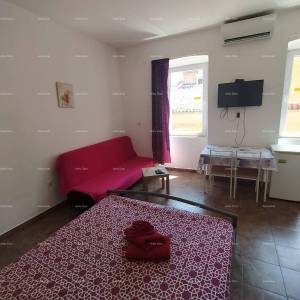 Pula, strogi centar – 90,30 m² | 4 uređena studio apartmana | Pogled na Zlatna vrata | Uhodan turistički posao
