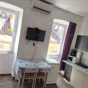 Pula, strogi centar – 90,30 m² | 4 uređena studio apartmana | Pogled na Zlatna vrata | Uhodan turistički posao