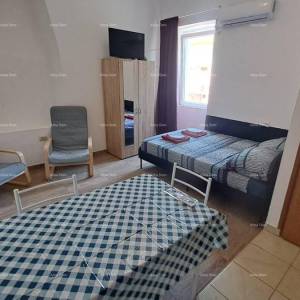 Pula, strogi centar – 90,30 m² | 4 uređena studio apartmana | Pogled na Zlatna vrata | Uhodan turistički posao