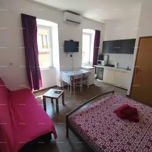 Pula, strogi centar – 90,30 m² | 4 uređena studio apartmana | Pogled na Zlatna vrata | Uhodan turistički posao