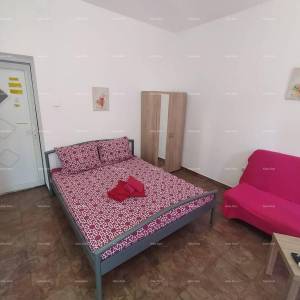 Pula, strogi centar – 90,30 m² | 4 uređena studio apartmana | Pogled na Zlatna vrata | Uhodan turistički posao