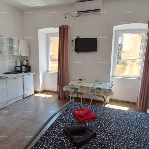 Pula, strogi centar – 90,30 m² | 4 uređena studio apartmana | Pogled na Zlatna vrata | Uhodan turistički posao