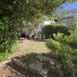 RAB – SUPETARSKA DRAGA | Stan 68,62 m², samo 40 m od mora, veliko dvorište, parking!
